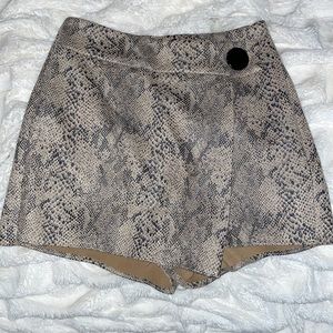Snakeskin skort